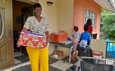 GFLF Waves The Christmas Wand To Children!